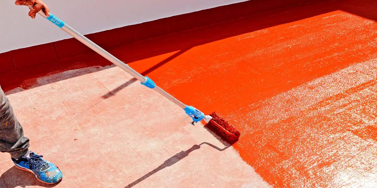 Aplicación de pintura elastomérica roja en techo