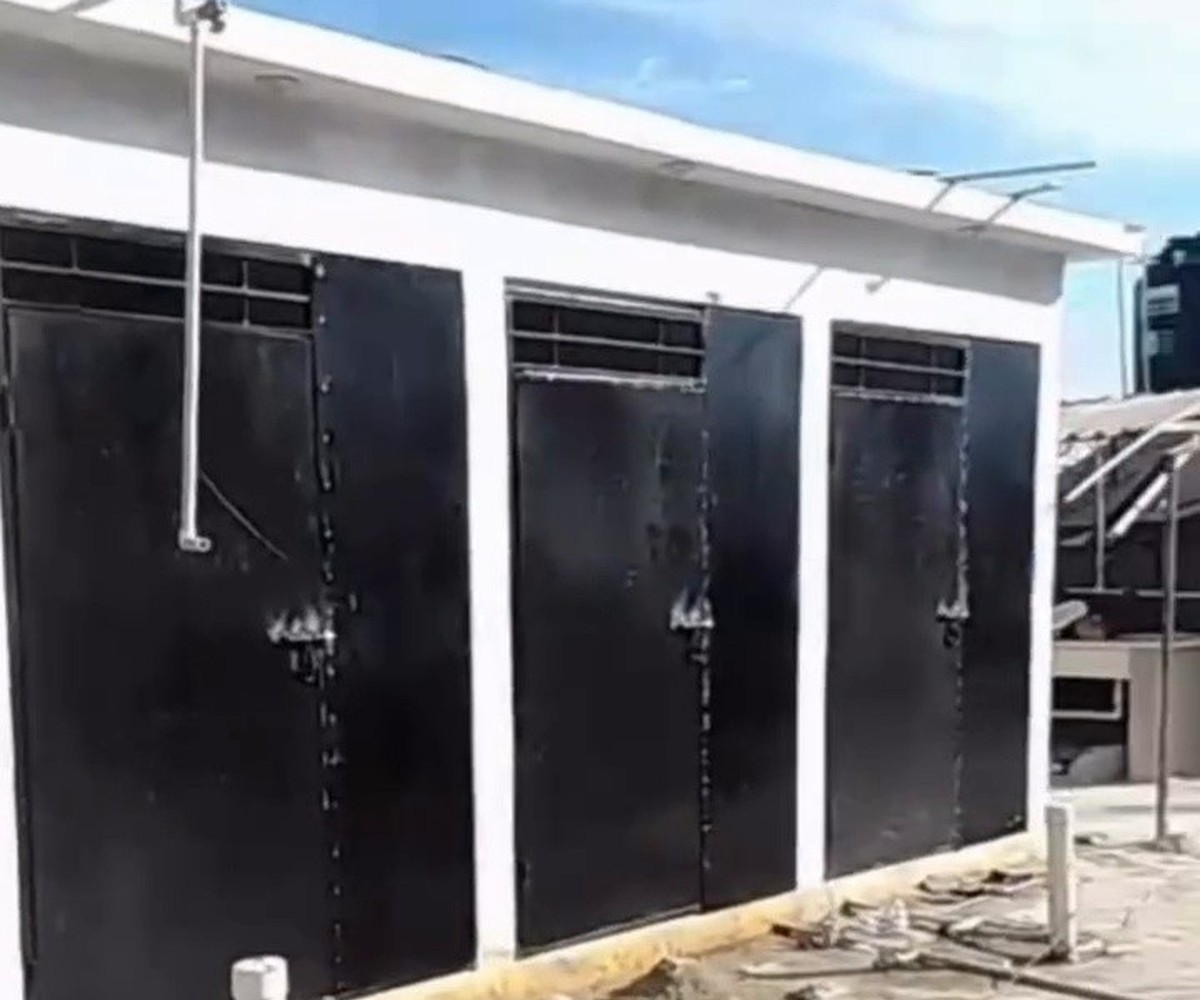 Puertas metálicas instaladas en área exterior